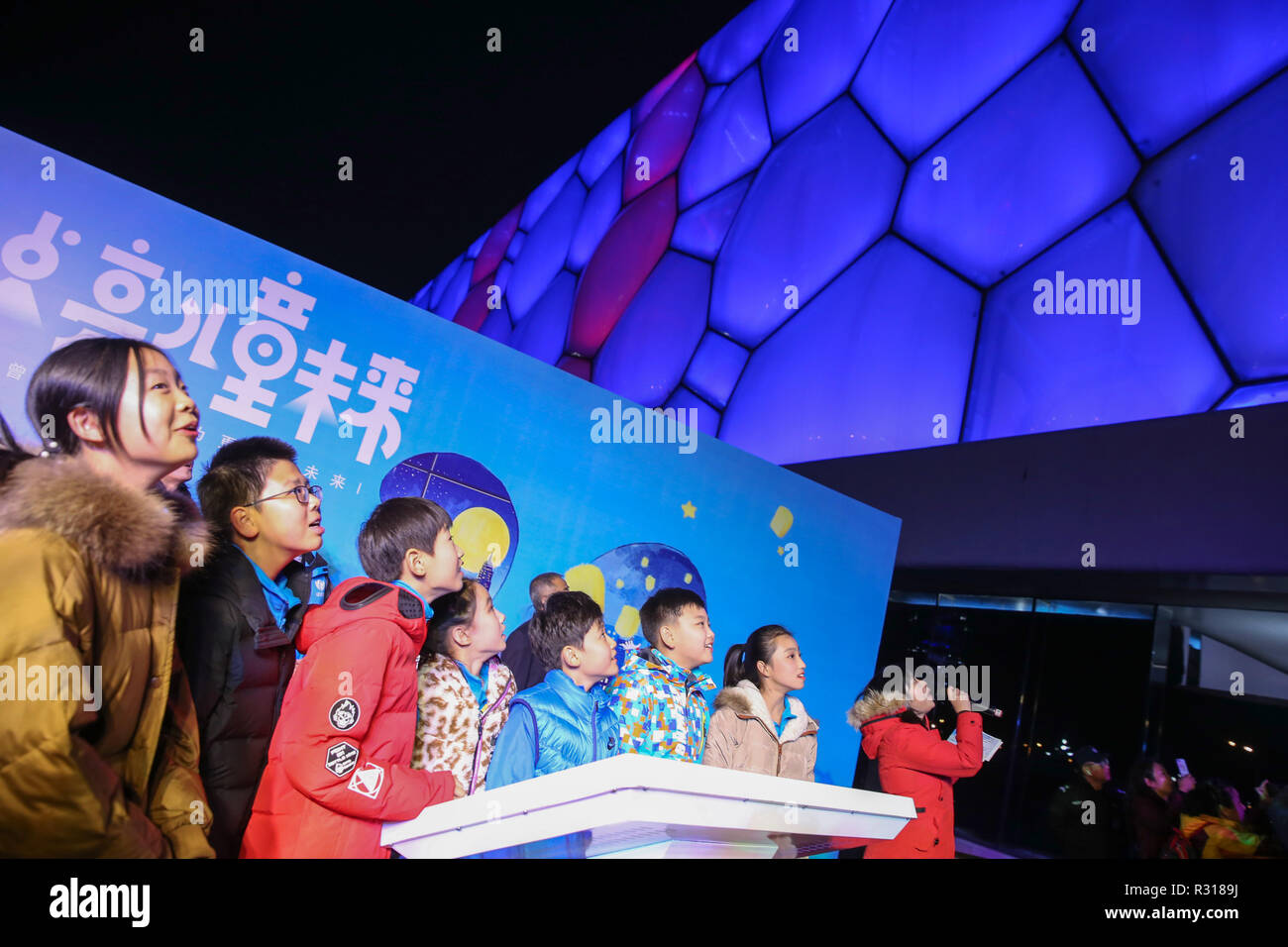 (181121) -- PECHINO, nov. 21, 2018 (Xinhua) -- i bambini frequentano un evento a luce la National Aquatics Centre o 'Cubo Acqua" a Pechino Capitale della Cina, nov. 20, 2018. Città e comunità in Cina illuminato i loro edifici iconici di martedì per celebrare il mondo giornata per i bambini. La città di Pechino, Guiyang, Hohhot, Jinan, Jieyang e Shenzhen hanno partecipato all'iniziativa. La giunzione dell'UNICEF per l'attivazione globale a 'Go Blue', queste città sono anche azienda eventi online e offline e forum per focalizzare l attenzione sulla creazione di un futuro più luminoso per i bambini. Mondo bambini giorno cade il 9 novembre 20 e Foto Stock