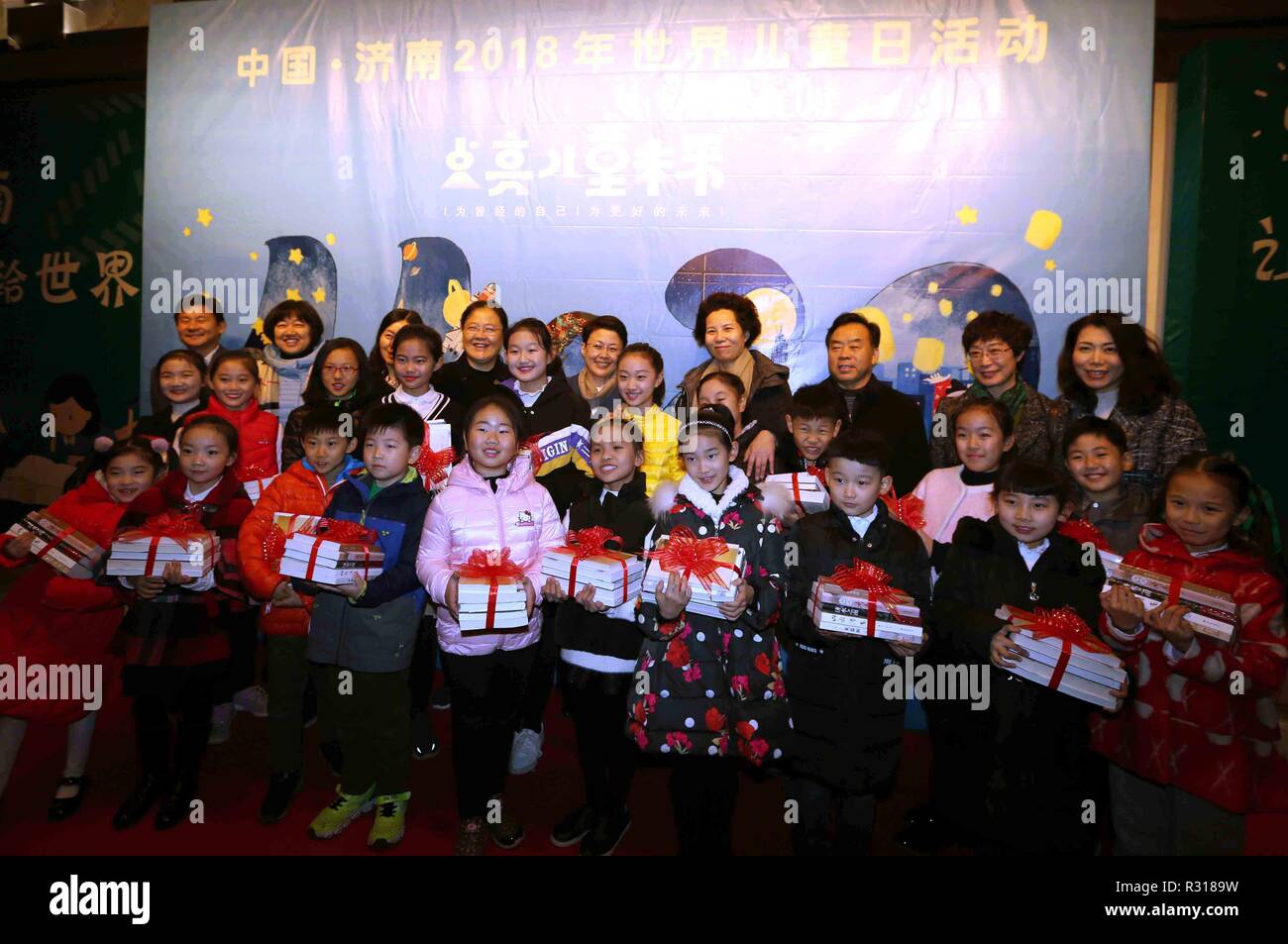 (181121) -- JINAN, nov. 21, 2018 (Xinhua) -- i bambini frequentano un evento mondiale sulla Giornata per i bambini di Jinan, est della Cina di Provincia di Shandong, nov. 20, 2018. Città e comunità in Cina illuminato i loro edifici iconici di martedì per celebrare il mondo giornata per i bambini. La città di Pechino, Guiyang, Hohhot, Jinan, Jieyang e Shenzhen hanno partecipato all'iniziativa. La giunzione dell'UNICEF per l'attivazione globale a 'Go Blue', queste città sono anche azienda eventi online e offline e forum per focalizzare l attenzione sulla creazione di un futuro più luminoso per i bambini. Mondo bambini giorno cade il 9 novembre 20 ogni anno. (Xinhua/Li J Foto Stock