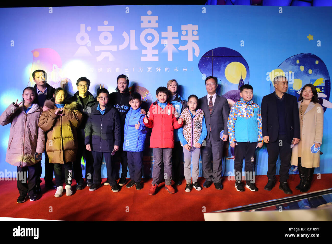 (181121) -- PECHINO, nov. 21, 2018 (Xinhua) -- i partecipanti frequentano un evento a luce la National Aquatics Centre o 'Cubo Acqua" a Pechino Capitale della Cina, nov. 20, 2018. Città e comunità in Cina illuminato i loro edifici iconici di martedì per celebrare il mondo giornata per i bambini. La città di Pechino, Guiyang, Hohhot, Jinan, Jieyang e Shenzhen hanno partecipato all'iniziativa. La giunzione dell'UNICEF per l'attivazione globale a 'Go Blue', queste città sono anche azienda eventi online e offline e forum per focalizzare l attenzione sulla creazione di un futuro più luminoso per i bambini. Mondo bambini giorno cade il 9 novembre Foto Stock