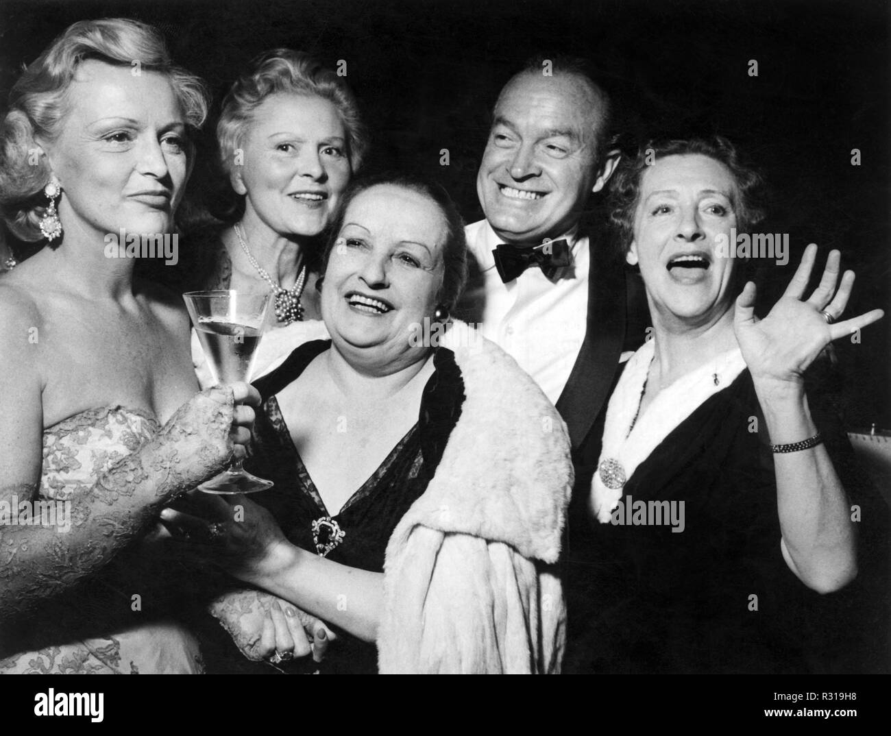 Stelle simili (l-r) Camilla Horn, Liane Haid, Fern Andra, Bob Hope e Henny Porten riunisce presso la International Film palla a Berlino il 30 giugno nel 1956. | Utilizzo di tutto il mondo Foto Stock