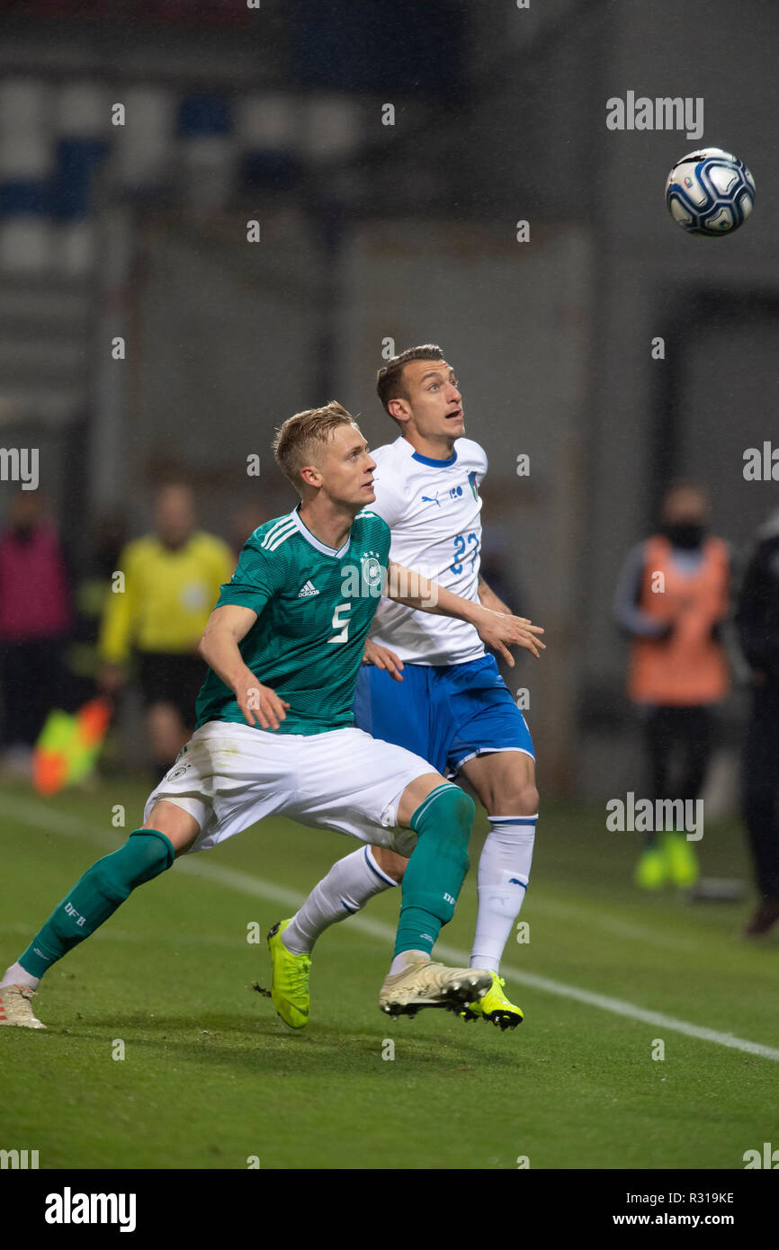 Timo Baumgartl (Germania )Antonino La Gumina (Italia) durante la Uefa 'sotto 21 Campionato Internazionale' amichevole tra Italia 1-2 Germania a PMapei Stadium il 19 novembre 2018 a Reggio Emilia, Italia. Credito: Maurizio Borsari/AFLO/Alamy Live News Foto Stock