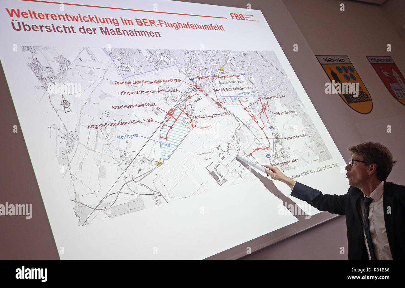 21 novembre 2018, Brandeburgo, Schönefeld: in occasione di una conferenza stampa, Engelbert Lütke Daldrup, CEO di BER Aeroporto, spiega lo sviluppo pianificato del traffico e le infrastrutture tecniche in ed intorno a BER Aeroporto sulla base di una mappa. Foto: Wolfgang Kumm/dpa Foto Stock