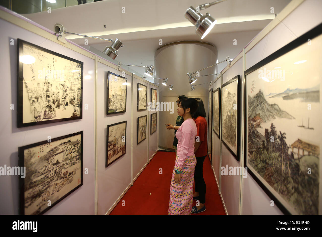 Yangon, Myanmar. Xxi Nov, 2018. La gente visita un'arte mostra intitolata 'yanmar: attraverso il drago spazzola dell', ispirato dalla cultura China-Myanmar exchange project, nell Arcidiocesi di Yangon, Myanmar, nov. 21, 2018. Credito: U Aung/Xinhua/Alamy Live News Foto Stock