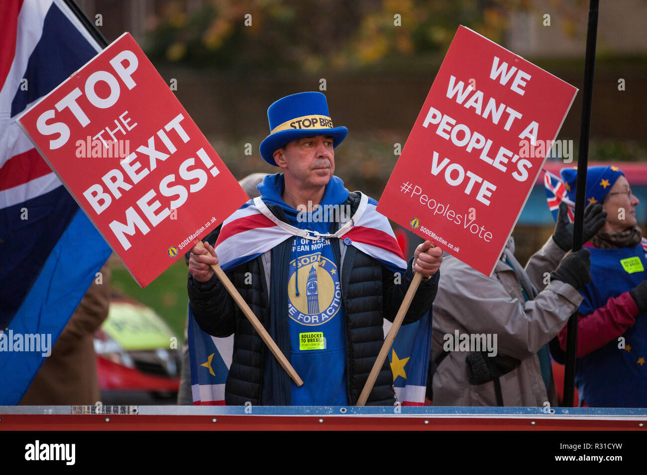 Londra, Regno Unito. 21 Novembre, 2018. Steve Bray stand con anti-Brexit attivisti da SODEM (Stand di Defiance Movimento Europeo) per protestare di fronte al Parlamento il giorno in cui il primo ministro Theresa Maggio è prevista per il viaggio a Bruxelles per partecipare a discussioni con Jean Claude Juncker, Presidente della Commissione europea in merito a una dichiarazione politica di accompagnare l'accordo di ritiro. Credito: Mark Kerrison/Alamy Live News Foto Stock