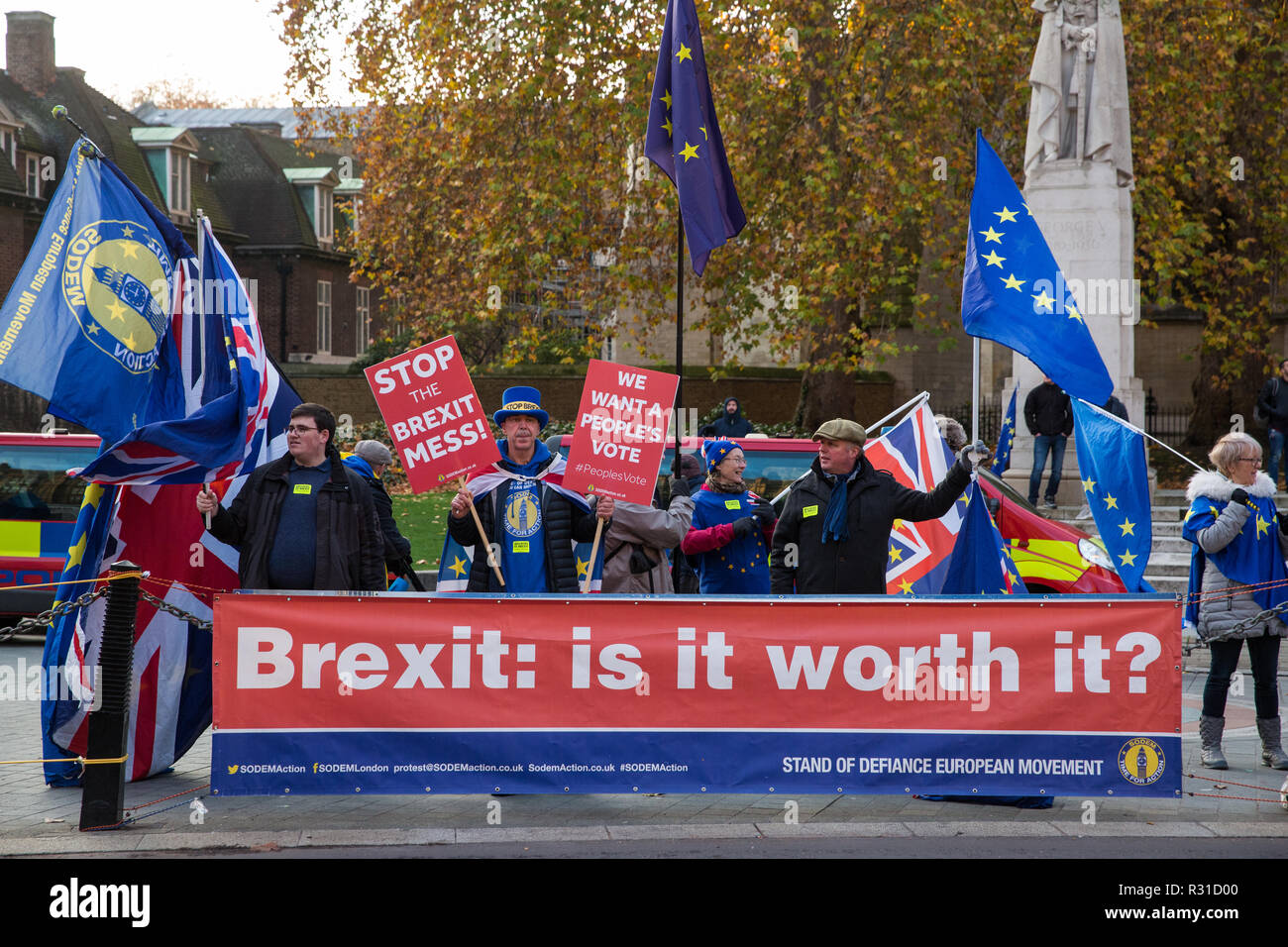 Londra, Regno Unito. 21 Novembre, 2018. Steve Bray stand con anti-Brexit attivisti da SODEM (Stand di Defiance Movimento Europeo) per protestare di fronte al Parlamento il giorno in cui il primo ministro Theresa Maggio è prevista per il viaggio a Bruxelles per partecipare a discussioni con Jean Claude Juncker, Presidente della Commissione europea in merito a una dichiarazione politica di accompagnare l'accordo di ritiro. Credito: Mark Kerrison/Alamy Live News Foto Stock