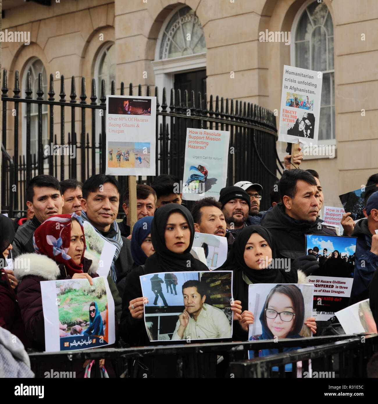 Londra, Regno Unito. Il 21 novembre 2018. Protesta al di fuori 10 Downing Street, Londra, Regno Unito, da Hazaras, una minoranza etnica gruppo in Afghanistan, aventi come una minoranza sciita, ha subito nel corso dei secoli per le mani dei sunniti, compresi i talebani, chiedendo la protezione internazionale e assistenza umanitaria. Credito: Joe Kuis / Alamy Live News Foto Stock