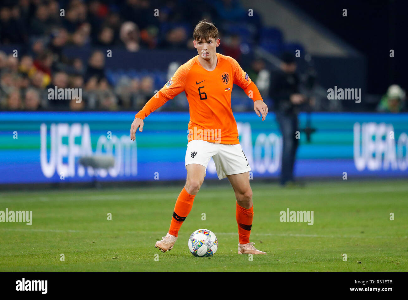 Gelsenkirchen (Germania). Xix Nov 2018., calcio, stagione 2018 / 2019, Paesi Bassi player Marten de Roon sulla palla durante le Nazioni League Germania - Paesi Bassi (2-2) . Credito: Pro scatti/Alamy Live News Foto Stock