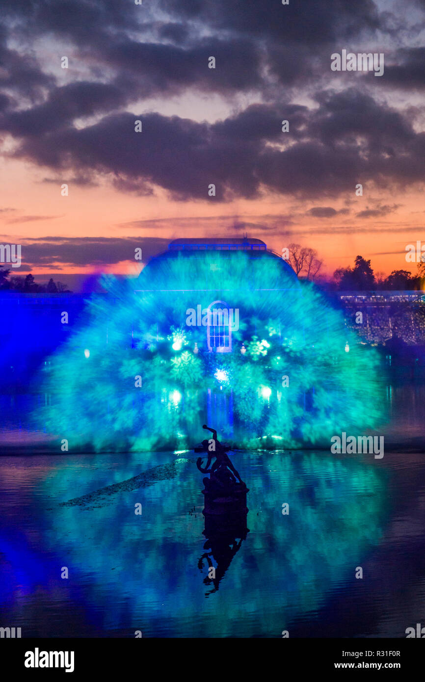 Kew Gardens, Londra, Regno Unito. Xxi Nov 2018. La Casa delle Palme Gran Finale con fasci laser, flussi di luce e proiezioni caleidoscopica giocando attraverso un gigantesco schermo acqua, accompagnato da musica di Natale classici. - Kew a Natale, Kew Gardens - Anl sentiero illuminato attraverso Kew dopo-paesaggio scuro, illuminata da oltre un milione di luci scintillanti. Ir va da 22 Novembre 2018 - 5 gennaio 2019. Credito: Guy Bell/Alamy Live News Foto Stock