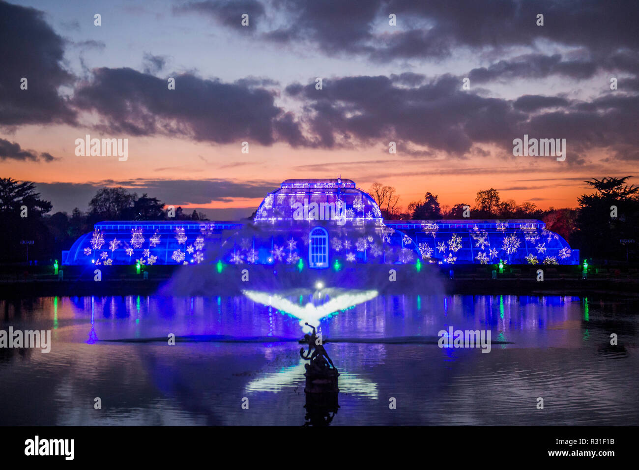 Kew Gardens, Londra, Regno Unito. Xxi Nov 2018. La Casa delle Palme Gran Finale con fasci laser, flussi di luce e proiezioni caleidoscopica giocando attraverso un gigantesco schermo acqua, accompagnato da musica di Natale classici. - Kew a Natale, Kew Gardens - Anl sentiero illuminato attraverso Kew dopo-paesaggio scuro, illuminata da oltre un milione di luci scintillanti. Ir va da 22 Novembre 2018 - 5 gennaio 2019. Credito: Guy Bell/Alamy Live News Foto Stock