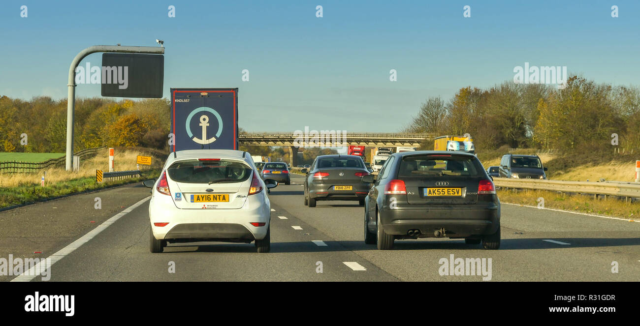 SWINDON, Inghilterra - Novembre 2018: il traffico sull'autostrada M4 nei pressi di Swindon. Foto Stock
