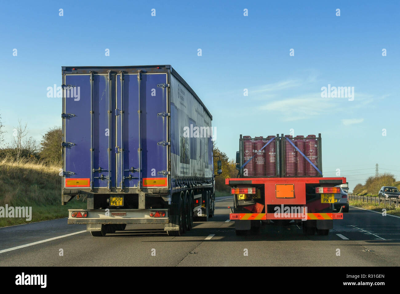 SWINDON, Inghilterra - Novembre 2018: un veicolo pesante il sorpasso di un altro camion sull'autostrada M4 nei pressi di Swindon. Foto Stock