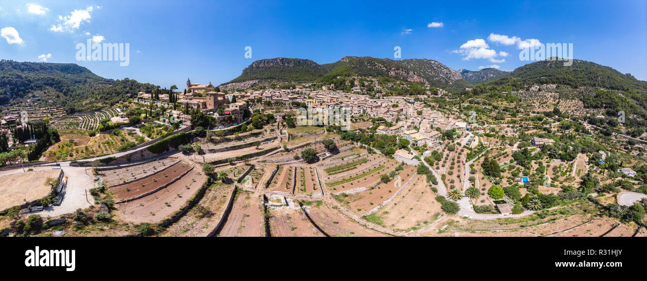 Drone shot, storico villaggio di montagna Valldemossa con Certosa Cartoixa Sa e la chiesa parrocchiale di Sant Bartomeu, regione Soller Foto Stock