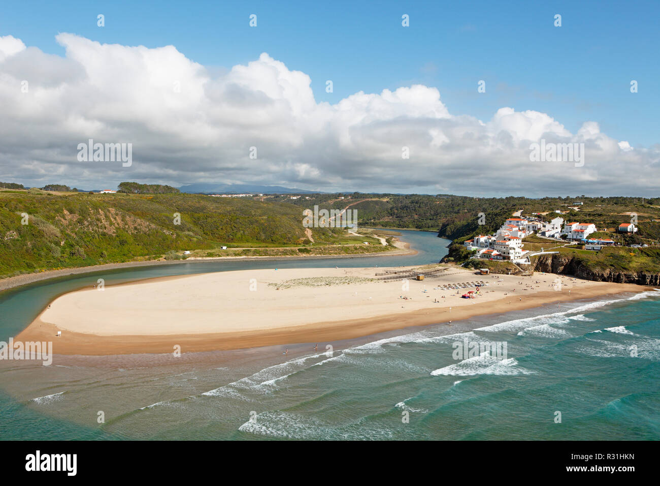 Spiaggia di sabbia spiaggia Praia de Odeceixe, la Capezzagna, a sinistra la Ribeira de fiume Seixe, proprio sull'Oceano Atlantico, Parque Natural fare Foto Stock