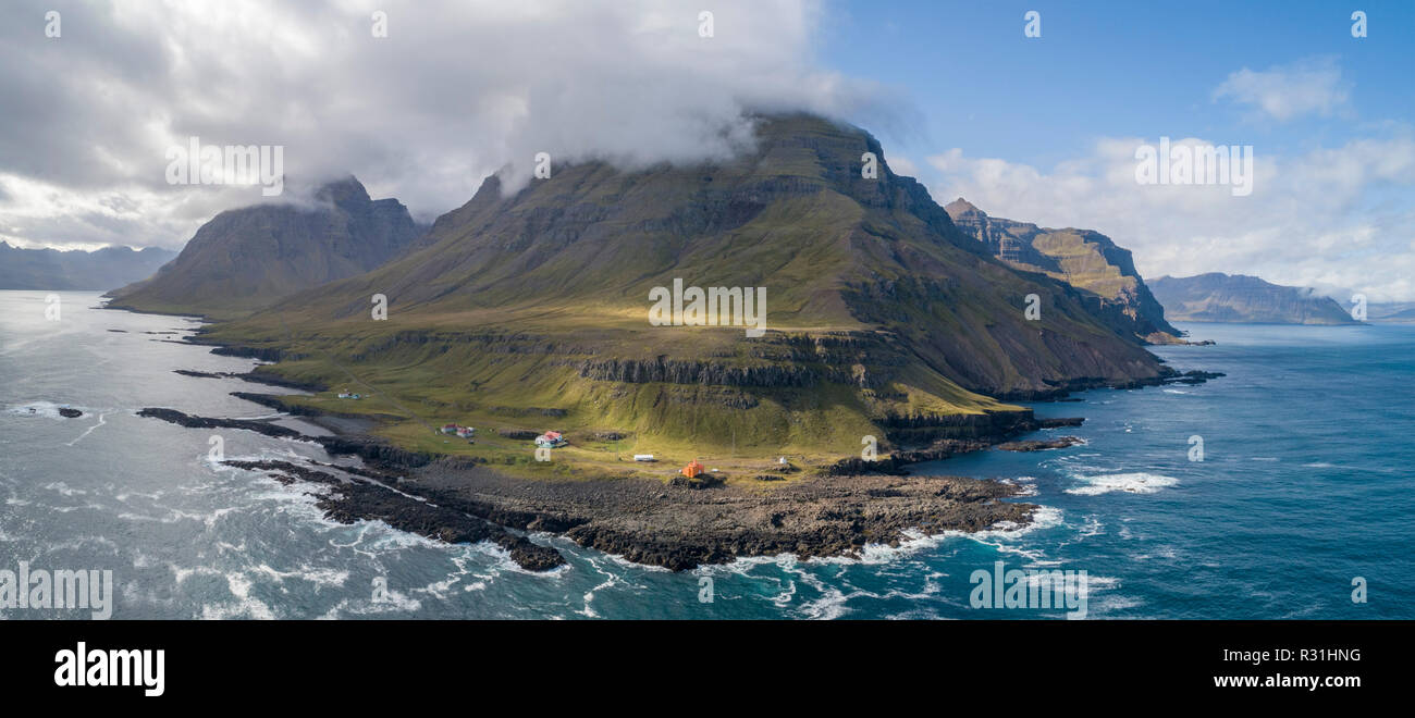 Drone shot, faro Dalatangi, Mjóifjörður fiordo, Oriente fiordi, Islanda Foto Stock
