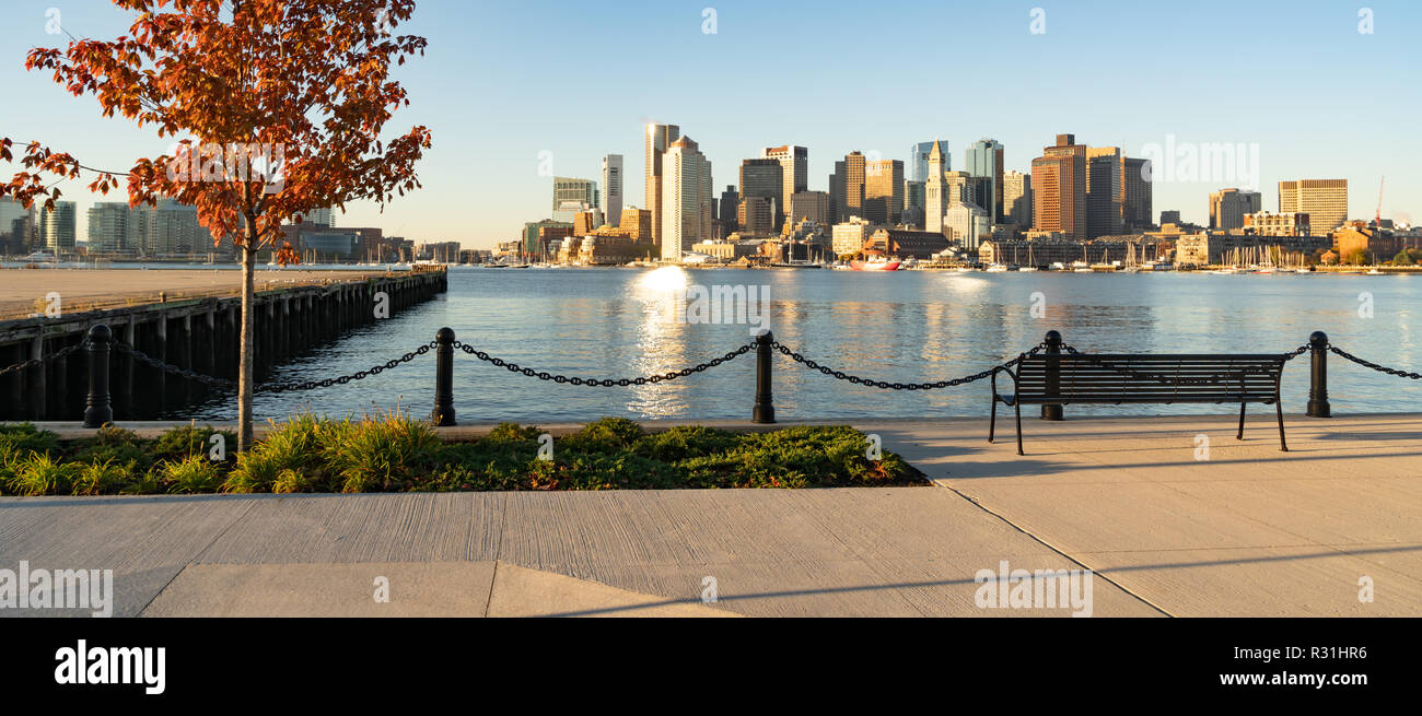 Alba sull'architettura e sul lungomare della città Urban Skyline di Boston MA Foto Stock