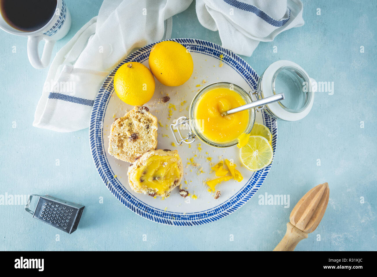 Cagliata di limone con scones Foto Stock