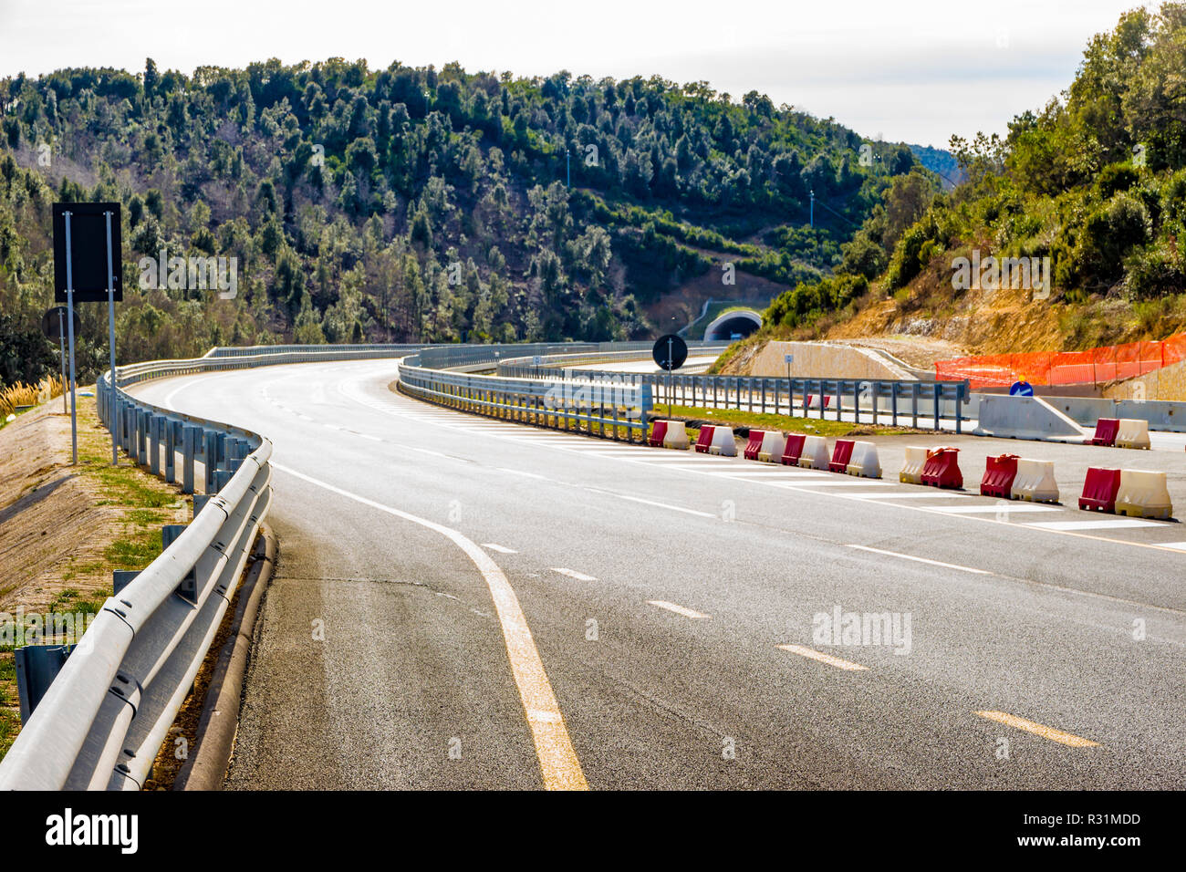 Nuova costruita su strada tra Grosseto e Siena in Toscana, Italia nel tardo inverno Foto Stock