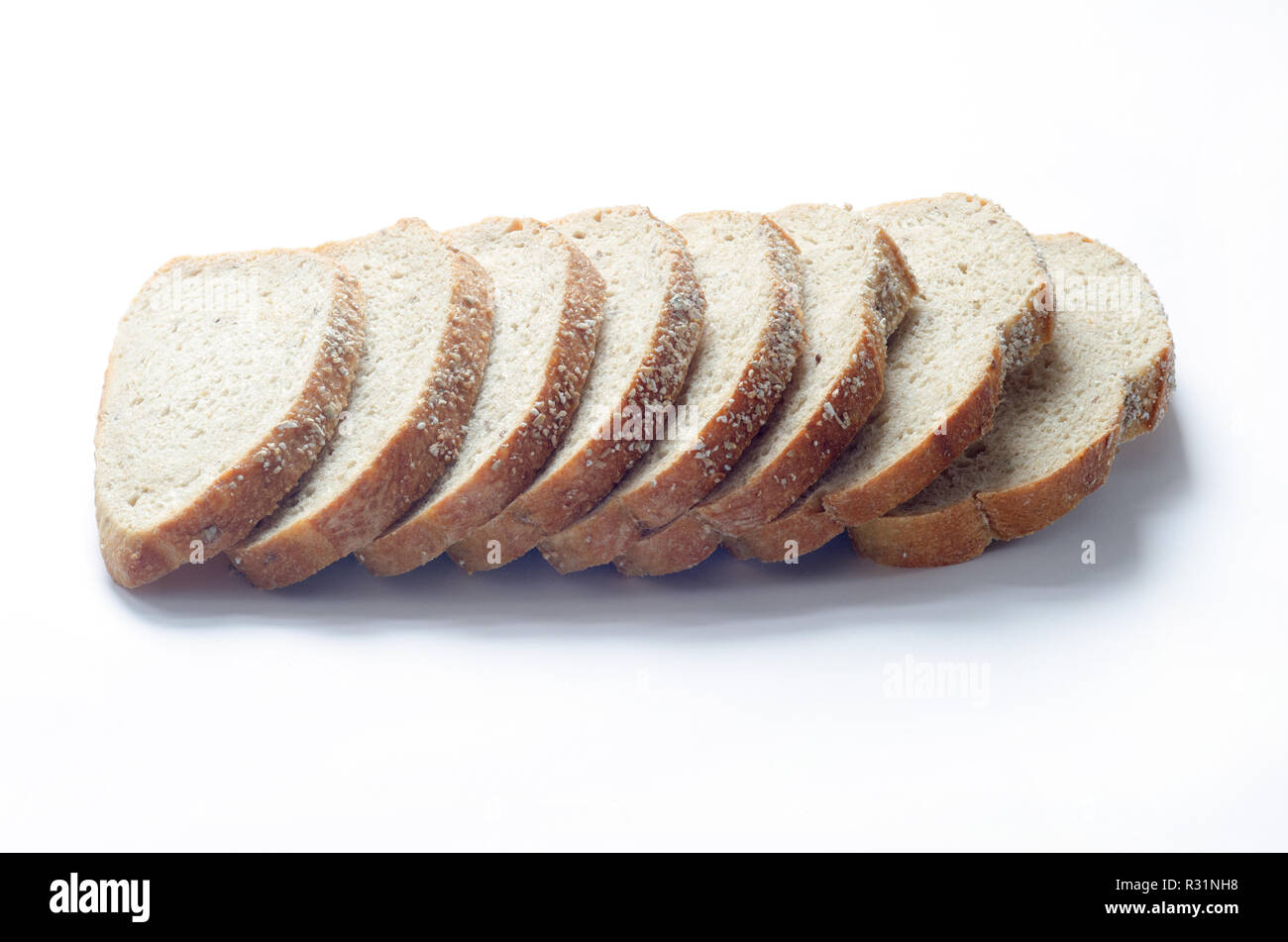 Grani antichi riquadro toscano a fette di pane fatto con farina integrale e farina di farro, cereali integrali e semi di lino su bianco Foto Stock