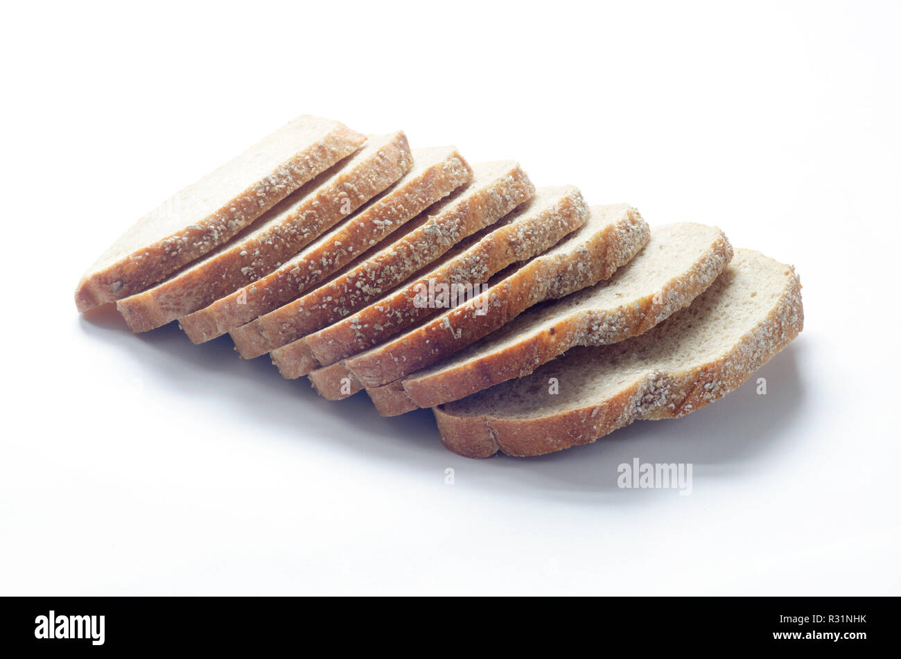 Grani antichi riquadro toscano a fette di pane con tutto il grano e le farine di farro, cereali integrali e semi di lino sul bianco. Foto Stock