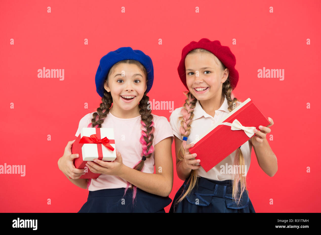 Regali Di Natale Ragazza.Noi Amiamo Il Natale Piccolo Grazioso Ragazze Hanno Ricevuto Regali Di Natale Migliori Giocattoli E Regali