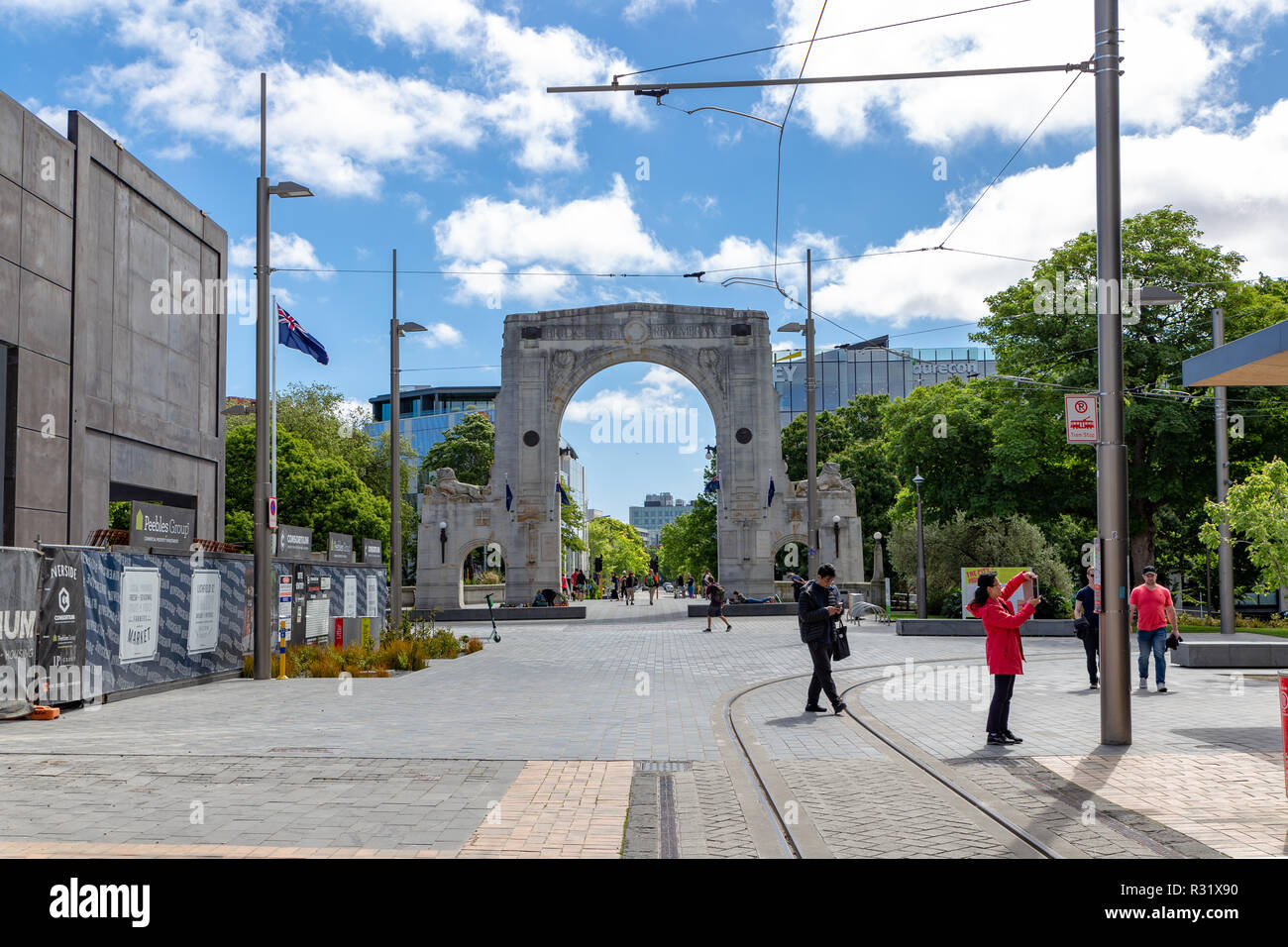 Guardando verso il basso Cashel Mall verso il Ponte del ricordo dove i turisti sono girovagare, Christchurch, Nuova Zelanda Foto Stock