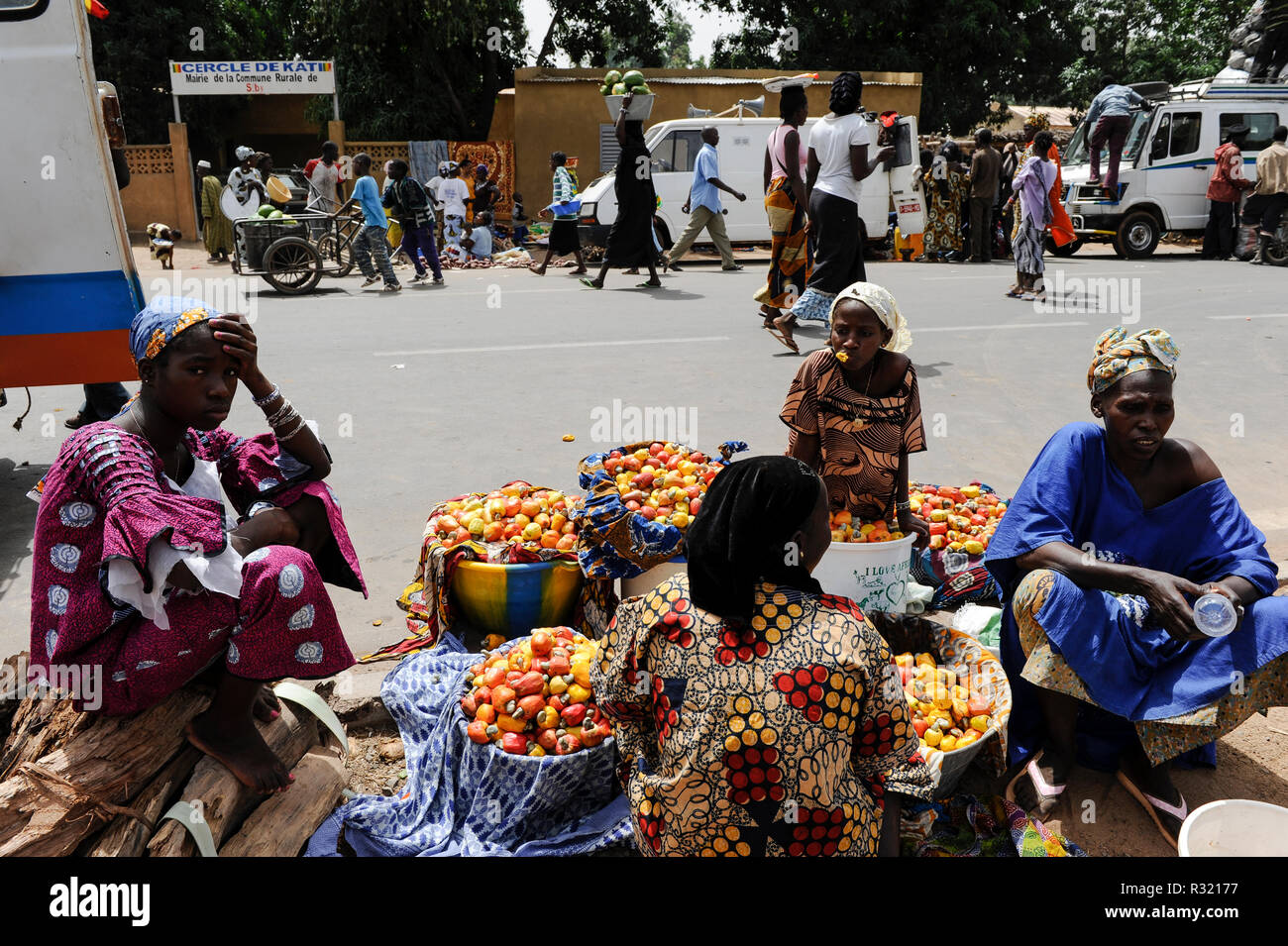 Mali, Dialakoro, mercato, le donne a vendere anacardi frutti con dado Foto Stock