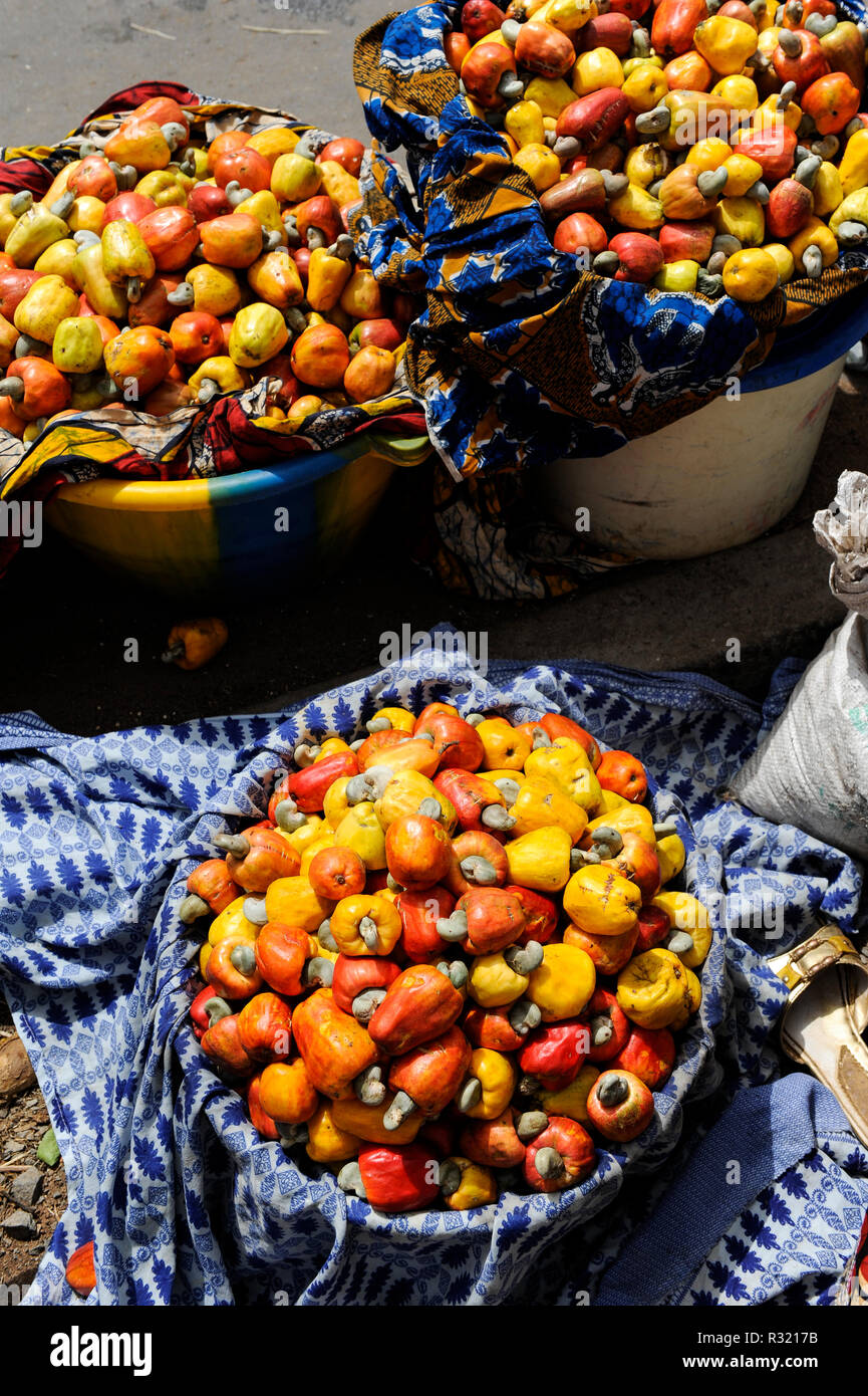 Mali, Dialakoro, mercato di vendita di anacardi frutti con dado Foto Stock