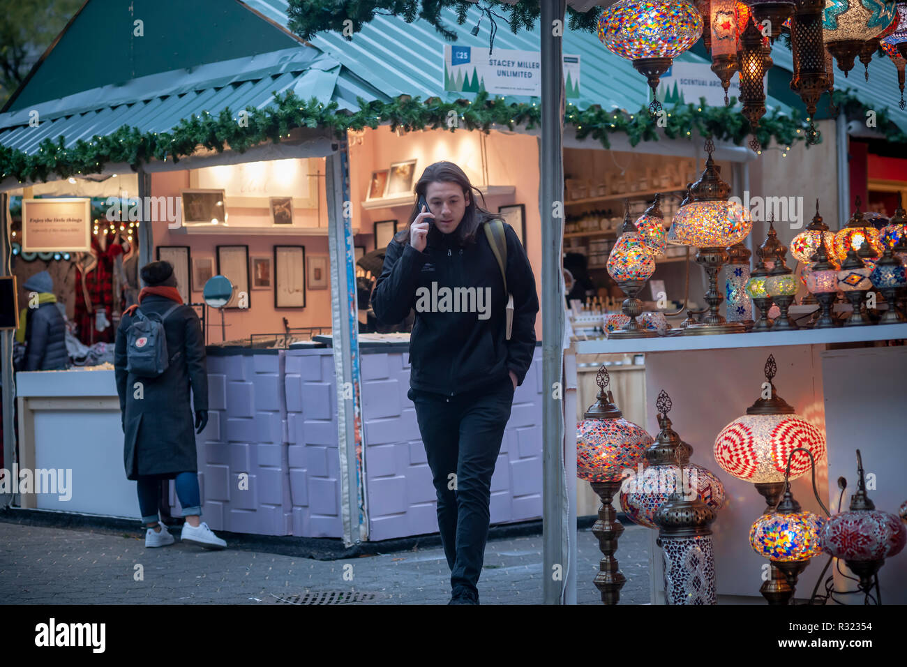 Shoppers sfoglia l'Unione Piazza Mercato di vacanza a New York il giorno di apertura, giovedì, 15 novembre 2018. Oltre 100 fornitori vendono la loro vacanza mercanzia al mercato che include un 'Lil' Brooklyn". Ora nel suo venticinquesimo anno il mercato rimarrà aperto tutti i giorni, chiudendo il 24 dicembre. (Â© Richard B. Levine) Foto Stock