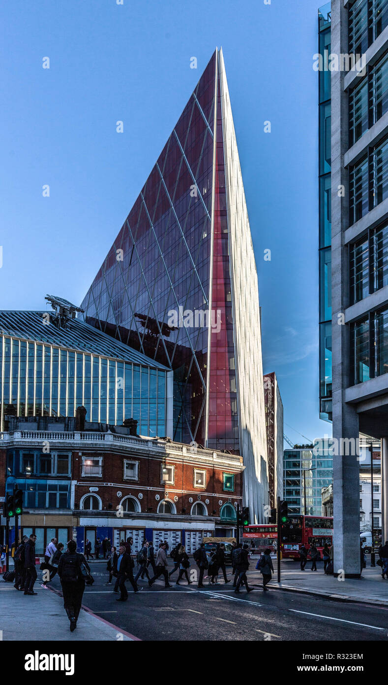 Colpo lungo di Nova Victoria Building, Victoria Street, Londra, Inghilterra, Regno Unito. Foto Stock