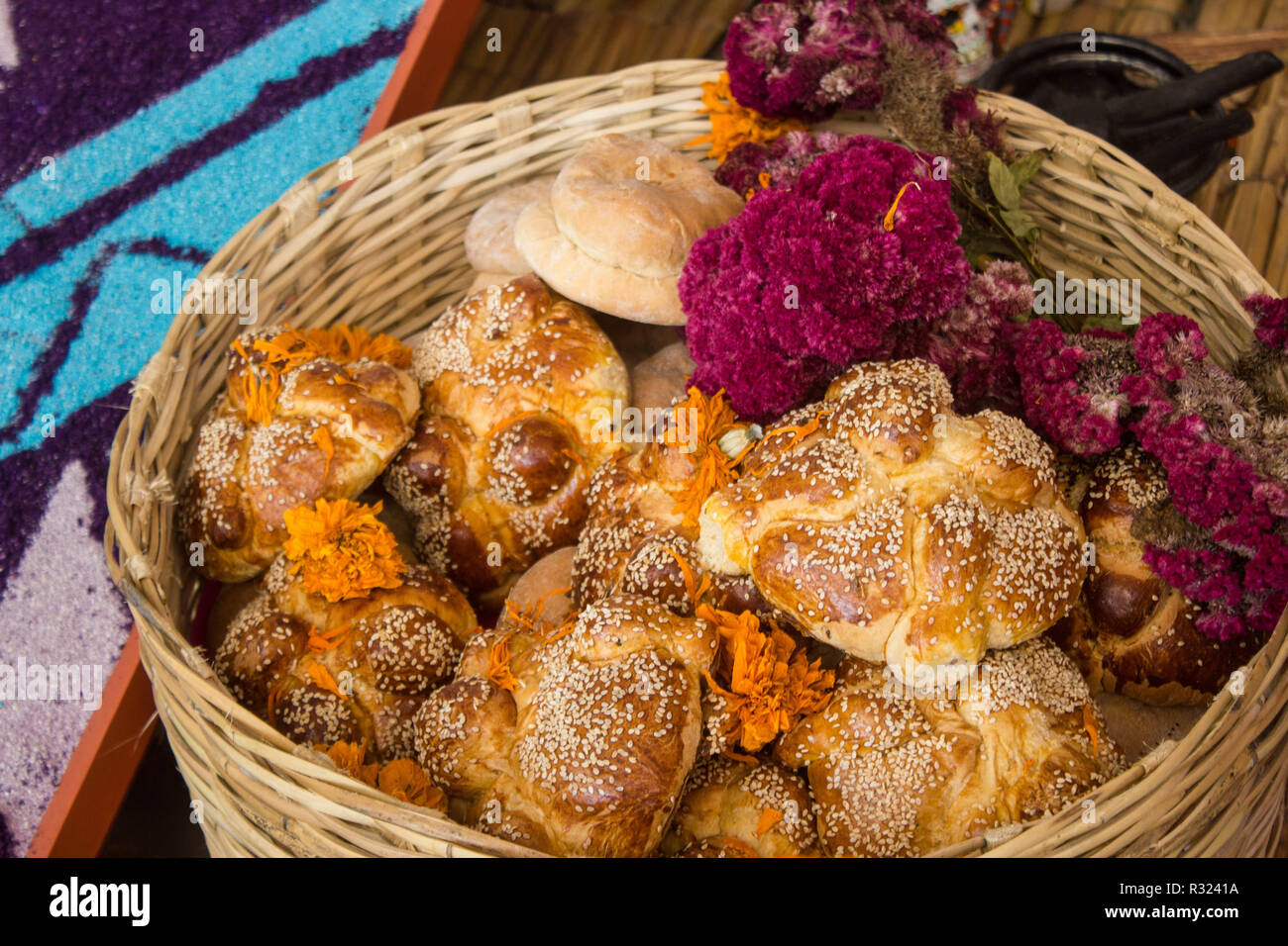 Pan de Muerto, il giorno della morte, il pane all'interno di un handmade cestello messicano Foto Stock