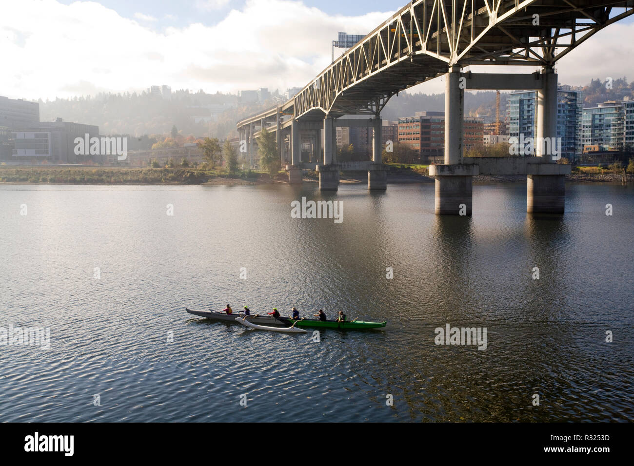 Il Willamette River e lo skyline di Portland, Oregon, su una soleggiata giornata autunnale, fotografato dal percorso lungofiume vicino al Ponte Marquam oltre in Foto Stock