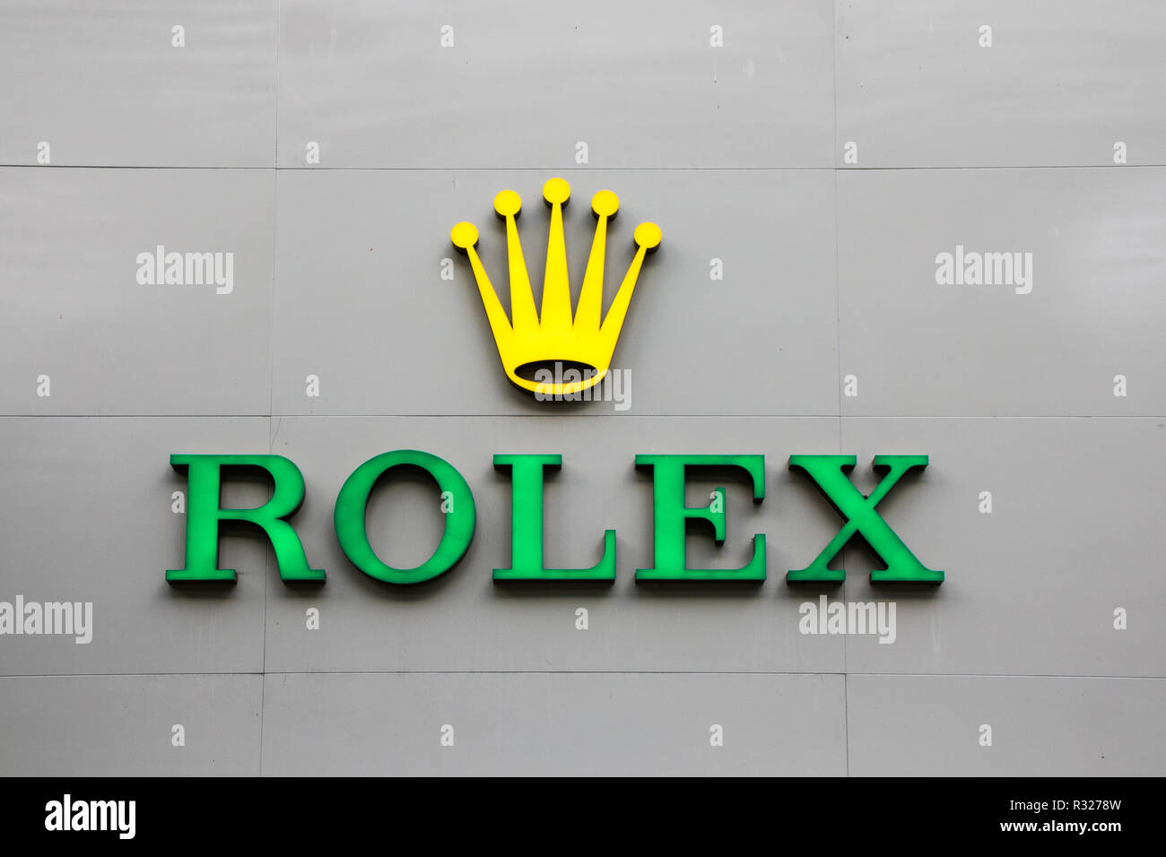 Bangkok, Tailandia - 29 Settembre 2018: orologio Rolex segno e logo sul lato dell'edificio. Il marchio è famosa per gli orologi di qualità. Foto Stock