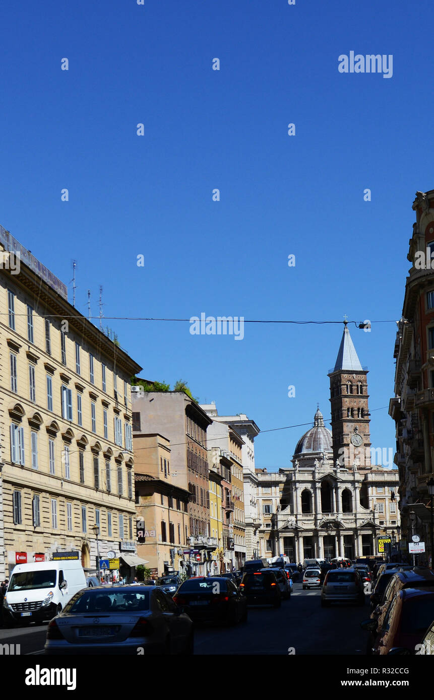 Una vista da lontano della Basilica Papale di Santa Maria Maggiore in Roma. Foto Stock