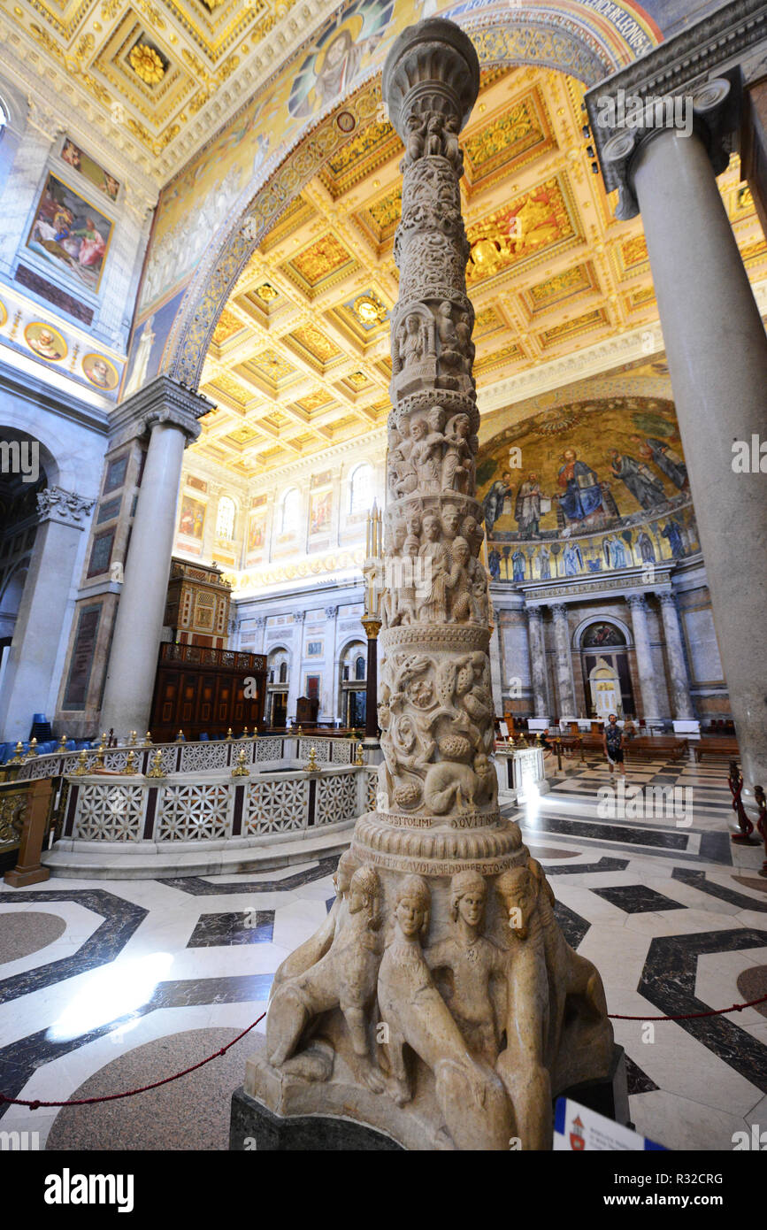 La scultura del cero pasquale all interno della Basilica di San Paolo fuori le mura a Roma. Foto Stock