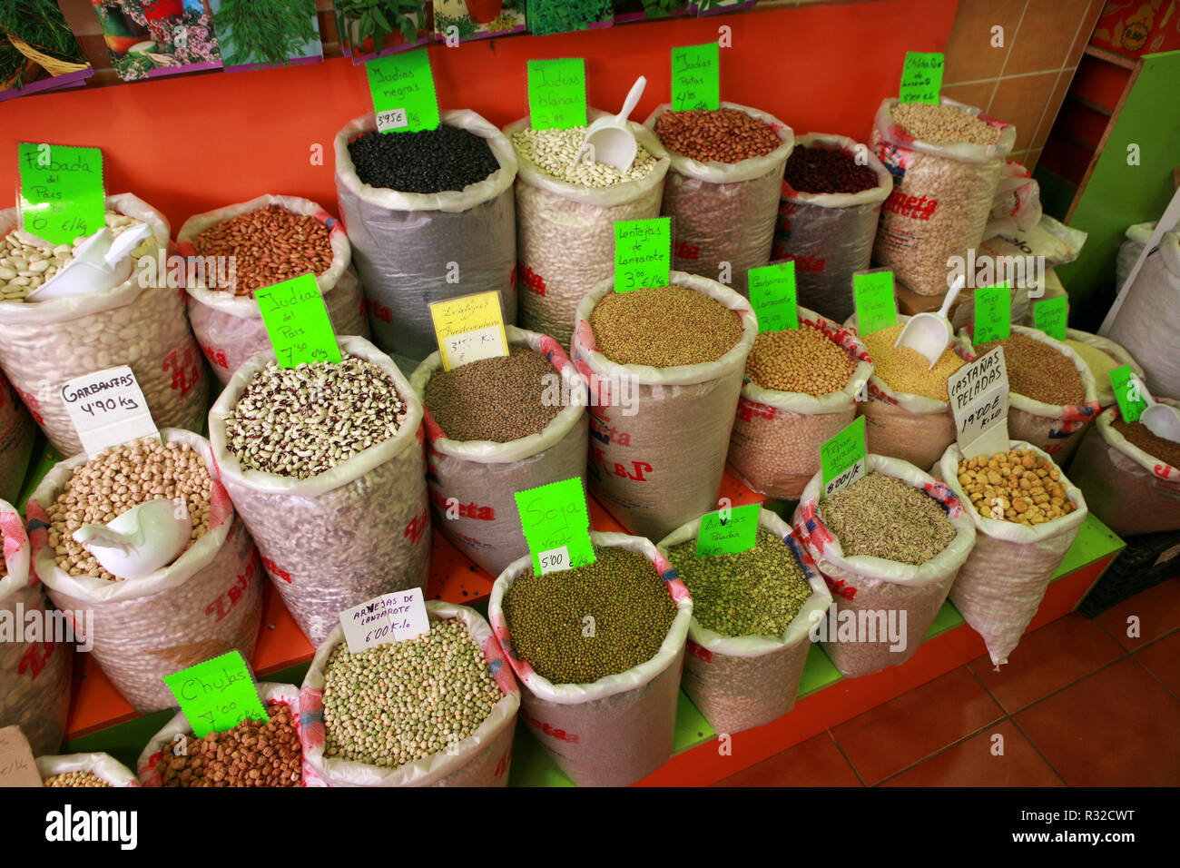 Diversi legumi in sacchi Foto Stock