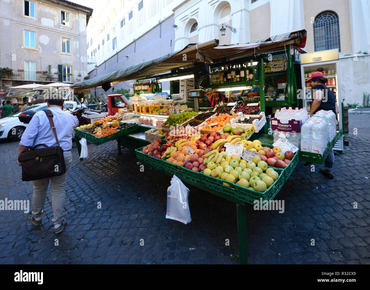 Frutti venduto da un fornitore di frutta nella parte vecchia della città di Roma. Foto Stock