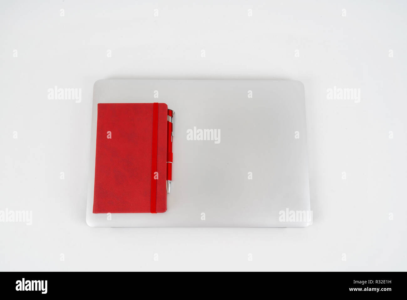 Laptop e blocco note in Office Foto Stock