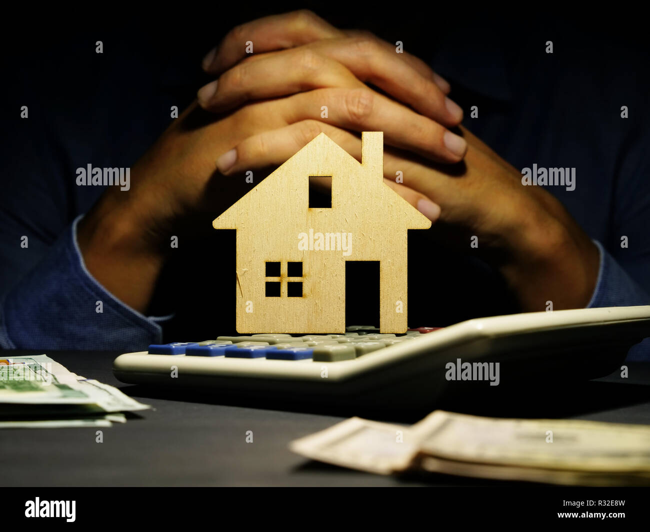 Investimenti in immobili o ipoteca. Modello di casa sul tavolo. Foto Stock