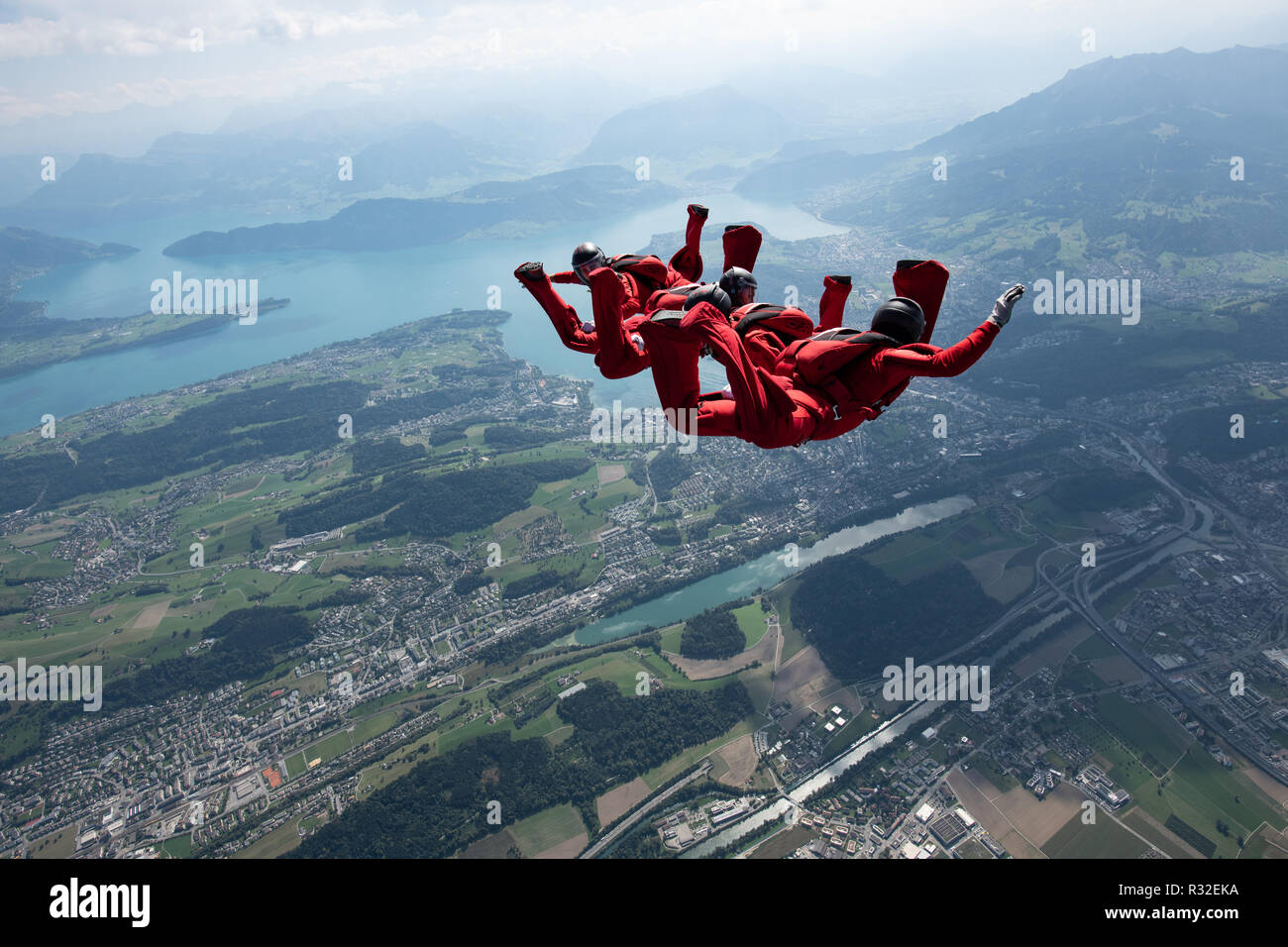 Skydiving team training nei cieli sopra la zona di Lucerna Foto Stock Skydiving team training nei cieli sopra la zona di Lucerna Foto Stock