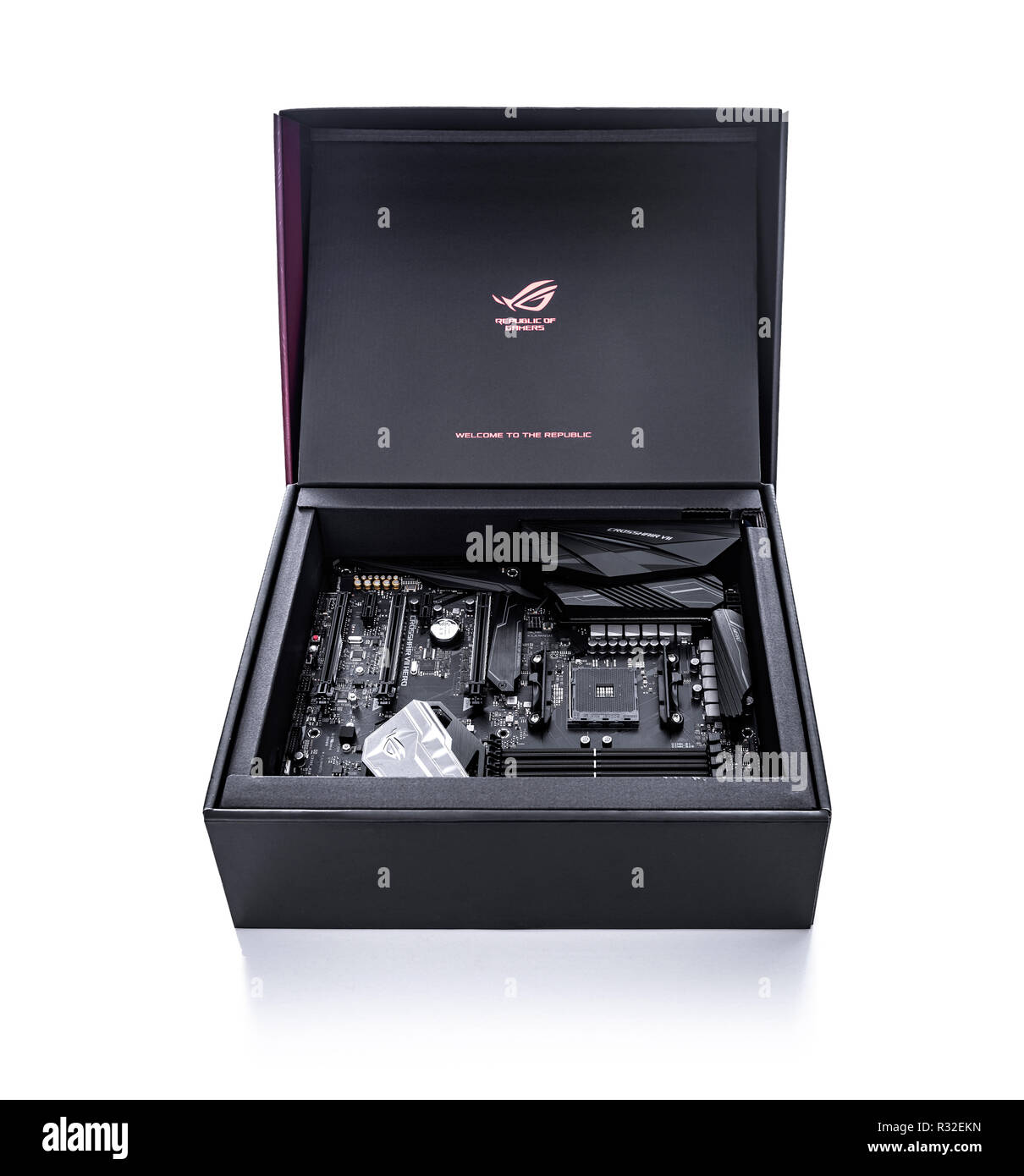 Scheda madre Asus Rog Crosshair vii Hero su sfondo bianco. Foto Stock