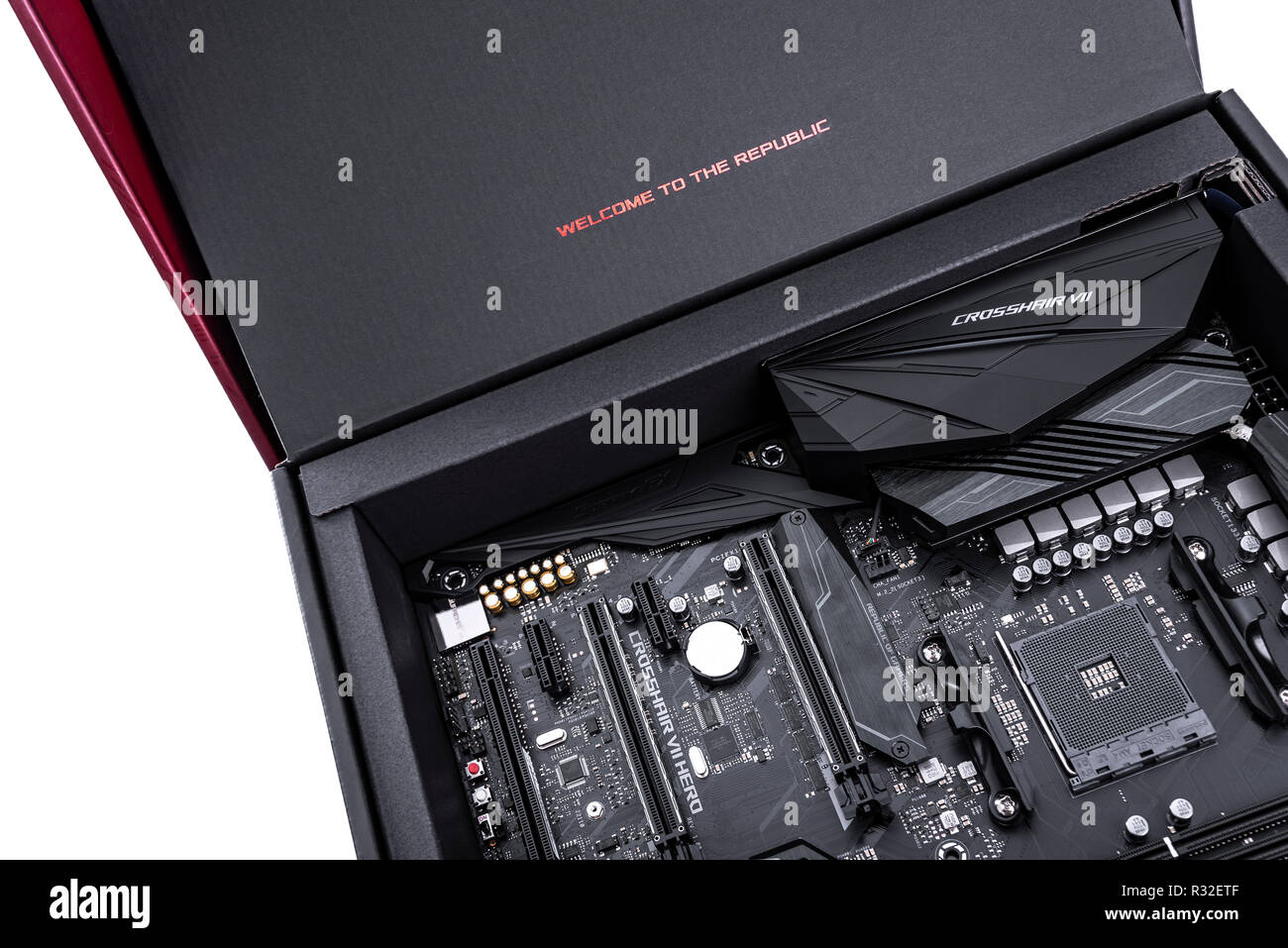 Scheda madre Asus Rog Crosshair vii Hero su sfondo bianco. Foto Stock
