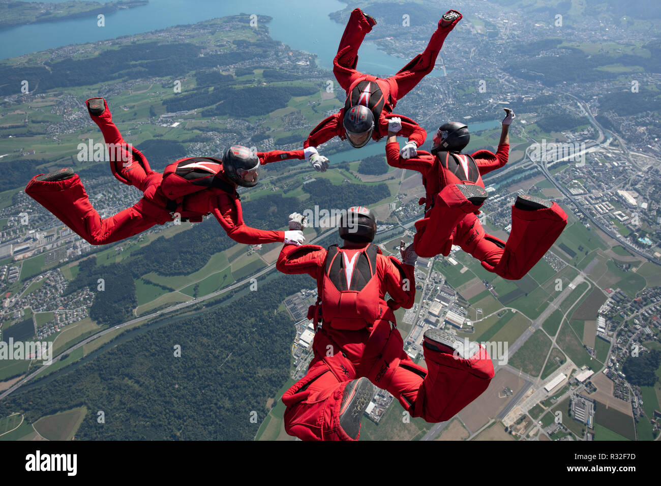 Skydiving team su un salto di formazione Foto Stock Skydiving team su un salto di formazione Foto Stock