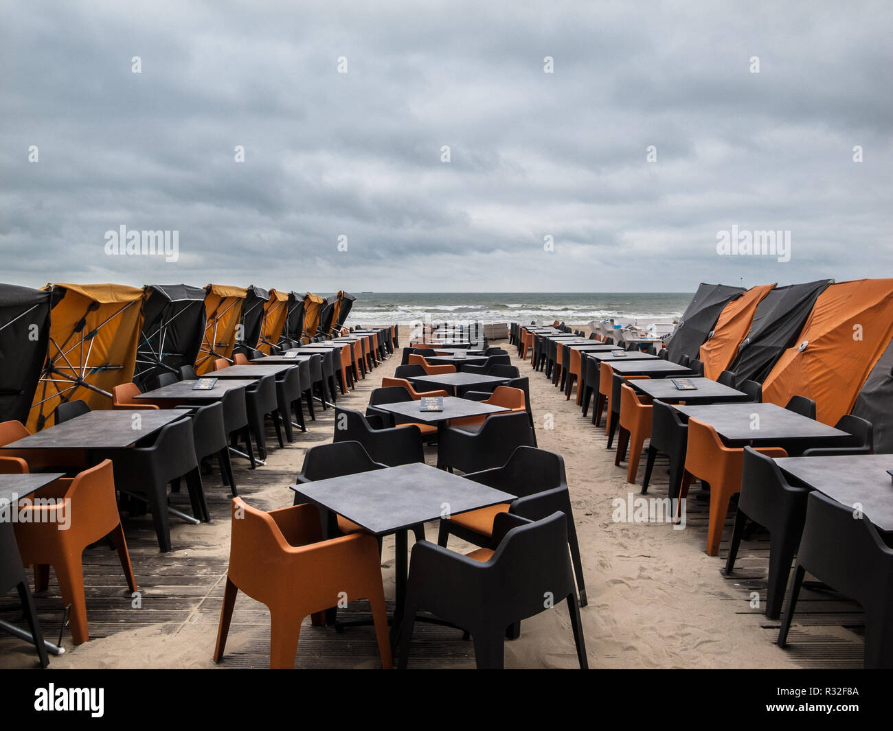BELGIO - LUNGOMARE DE PANNE FINE STAGIONE - BELGIO SPIAGGIA - TAVOLI VUOTI - STAGIONE AUTUNNALE IN BELGIO LUNGOMARE - COLORE VIA FOTO © F.BEAUMONT Foto Stock