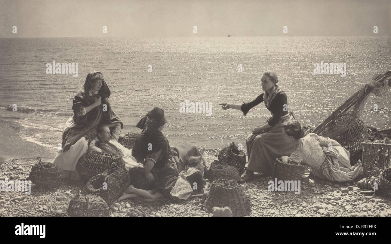 Gossip sulla spiaggia. Data: c. 1885. Dimensioni: complessivo: 35 x 62,8 cm (13 3/4 x 24 3/4 in.). Medium: platinum print. Museo: National Gallery of Art di Washington DC. Autore: Henry Peach Robinson. Foto Stock