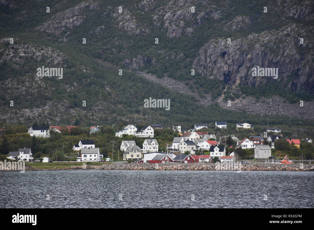 Norwegen, Dorf, Nordland, Lødingen, Siedlung, Hafen, Fährhafen, Fähranleger, montante, Turm, Funkturm, Hinnøya, Vesterålen, Verkehrsknotenpunkt, Tjeldsund Foto Stock