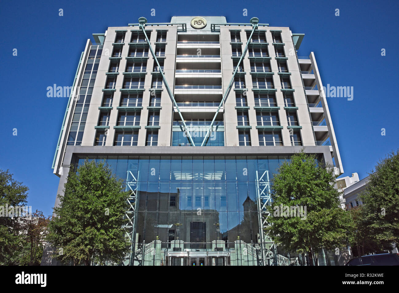 La RSA Dexter Avenue Tower un alto edificio di uffici dal basso angolo nel centro di Montgomery in Alabama, Stati Uniti d'America. Foto Stock