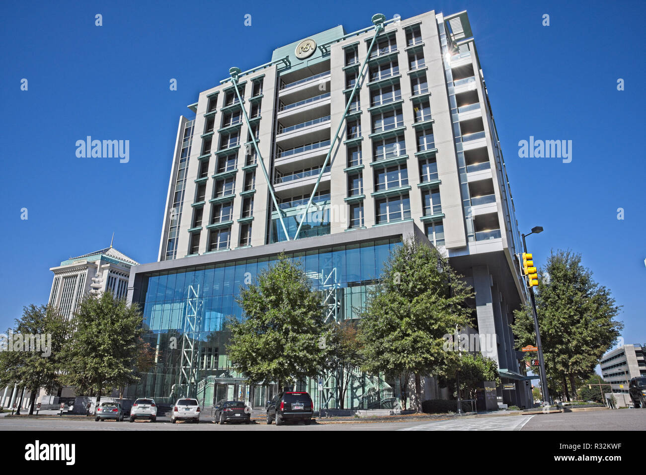 La RSA Dexter Avenue Tower un alto edificio di uffici dal basso angolo nel centro di Montgomery in Alabama, Stati Uniti d'America. Foto Stock