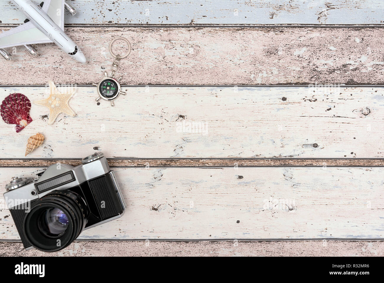 Estate accessori da viaggio su sfondo di legno. Pianificazione del viaggio top view concept Foto Stock