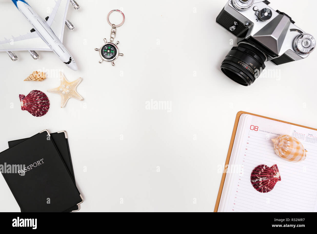 Estate accessori da viaggio su sfondo bianco. Pianificazione del viaggio top view concept Foto Stock