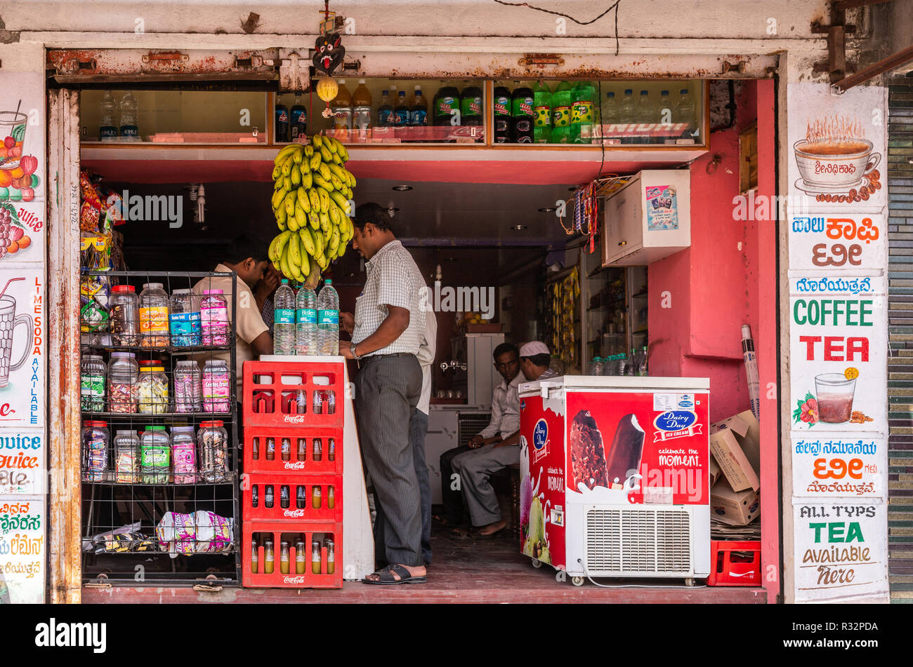 Belur, Karnataka, India - 2 Novembre 2013: primo piano della piccola drogheria di vendita di alimenti e bevande come banane, gelati, acqua, caramelle e una partita m Foto Stock